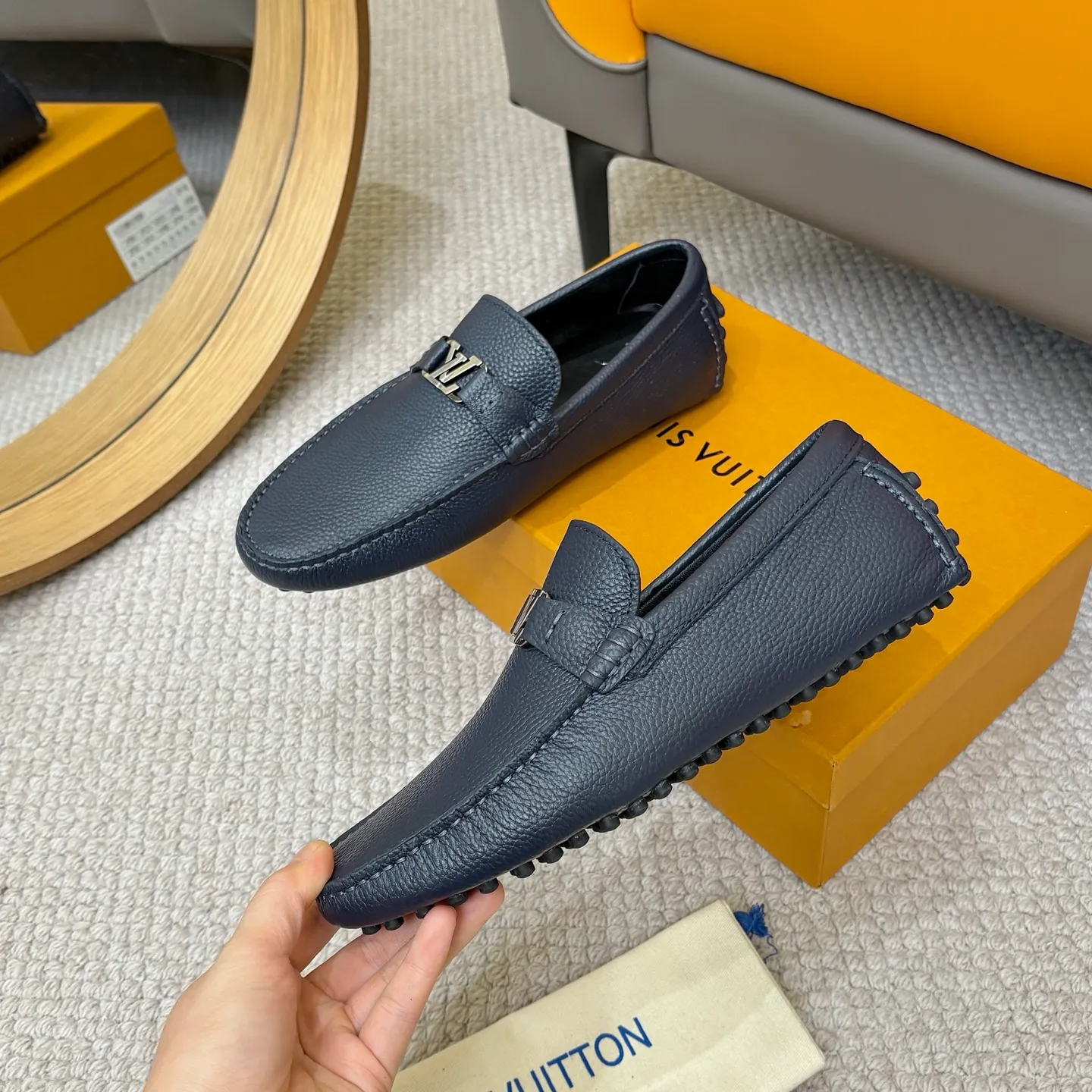 Men's men's shoes 💰420 (Yangli) LV 2⃣️0⃣️2⃣️5️⃣Spring and summer counter GLORIA series models ✈️Original factory special leather production, original last type. A classic driving slip-on casual shoe that shows an elegant style with exquisite craftsmanship details such as Monogram embossing all over the upper🌀Italian imported calfskin fabric Sheepskin foot pads➕Inside～Private mold replica sole Unique style Comfortable driving slip-on Size: 4-12 (38-46) Comes with [Counter packaging: original box, wrapping paper, card, instruction manual, shoehorn, cloth bag] No pressure to enter and leave the counter!